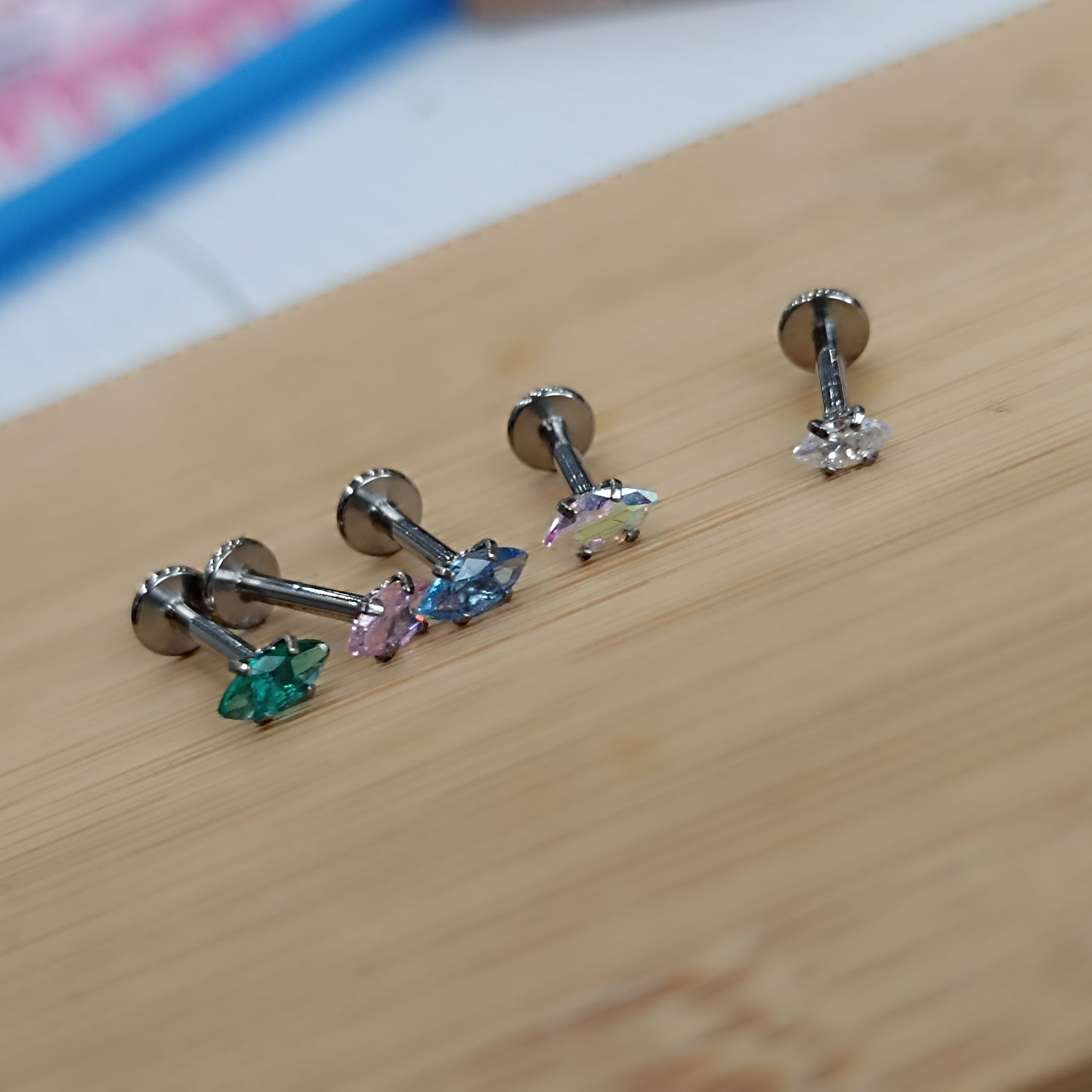 piercing labret in titanio con cristallo a forma di oliva