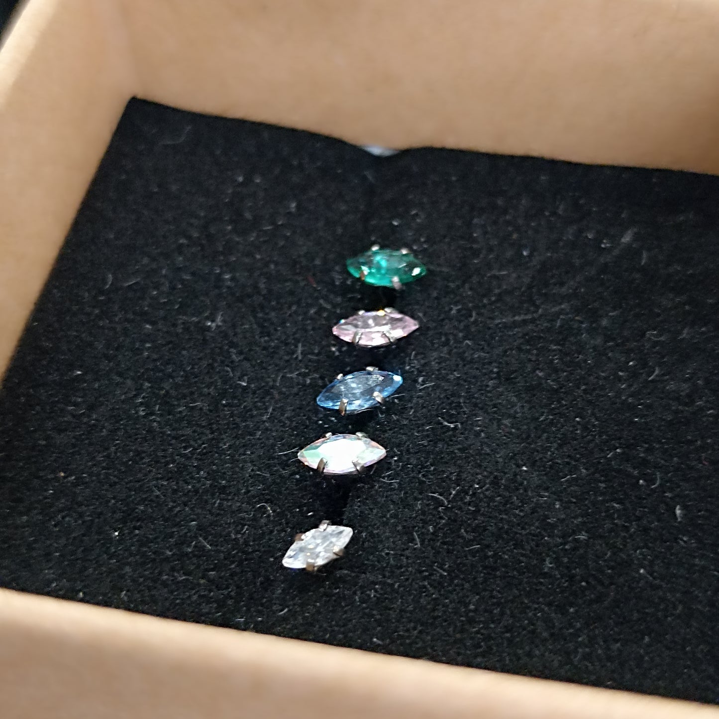 piercing labret in titanio con cristallo a forma di oliva