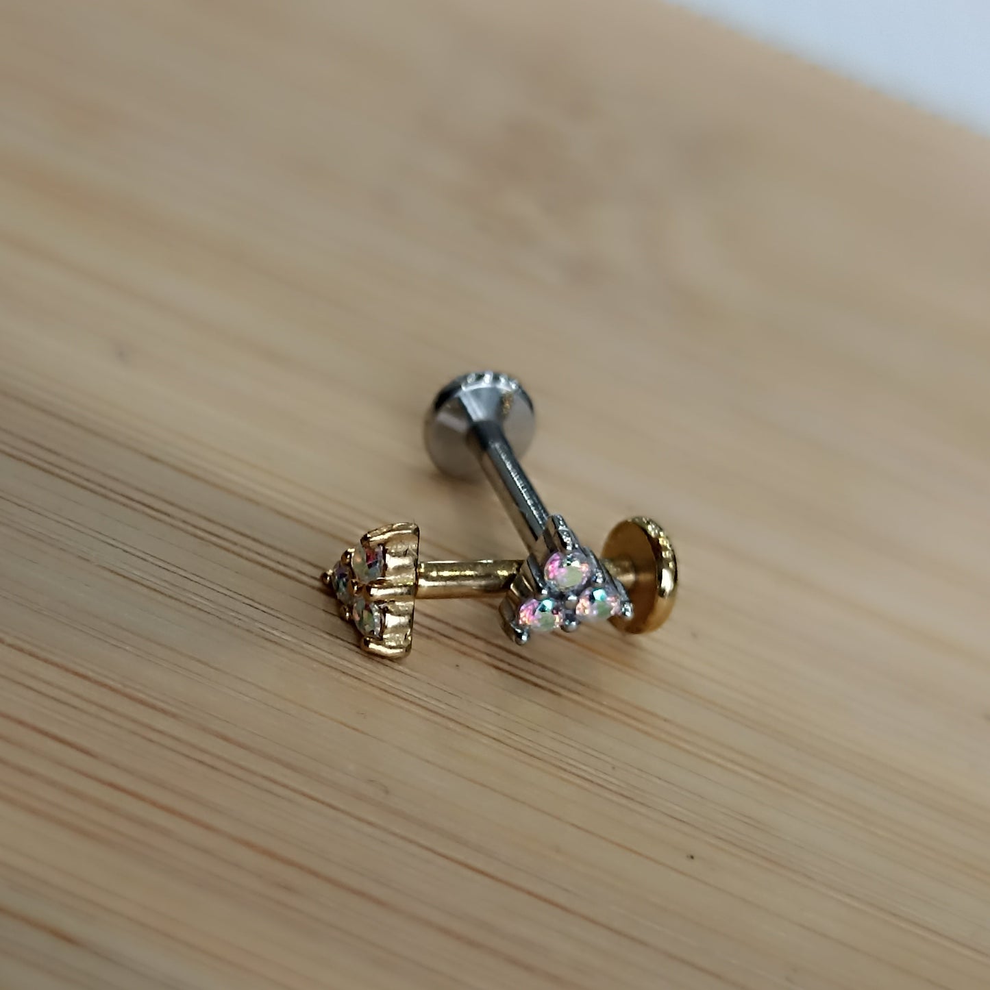 piercing labret in acciaio push-in con cristalli che formano un triangolo