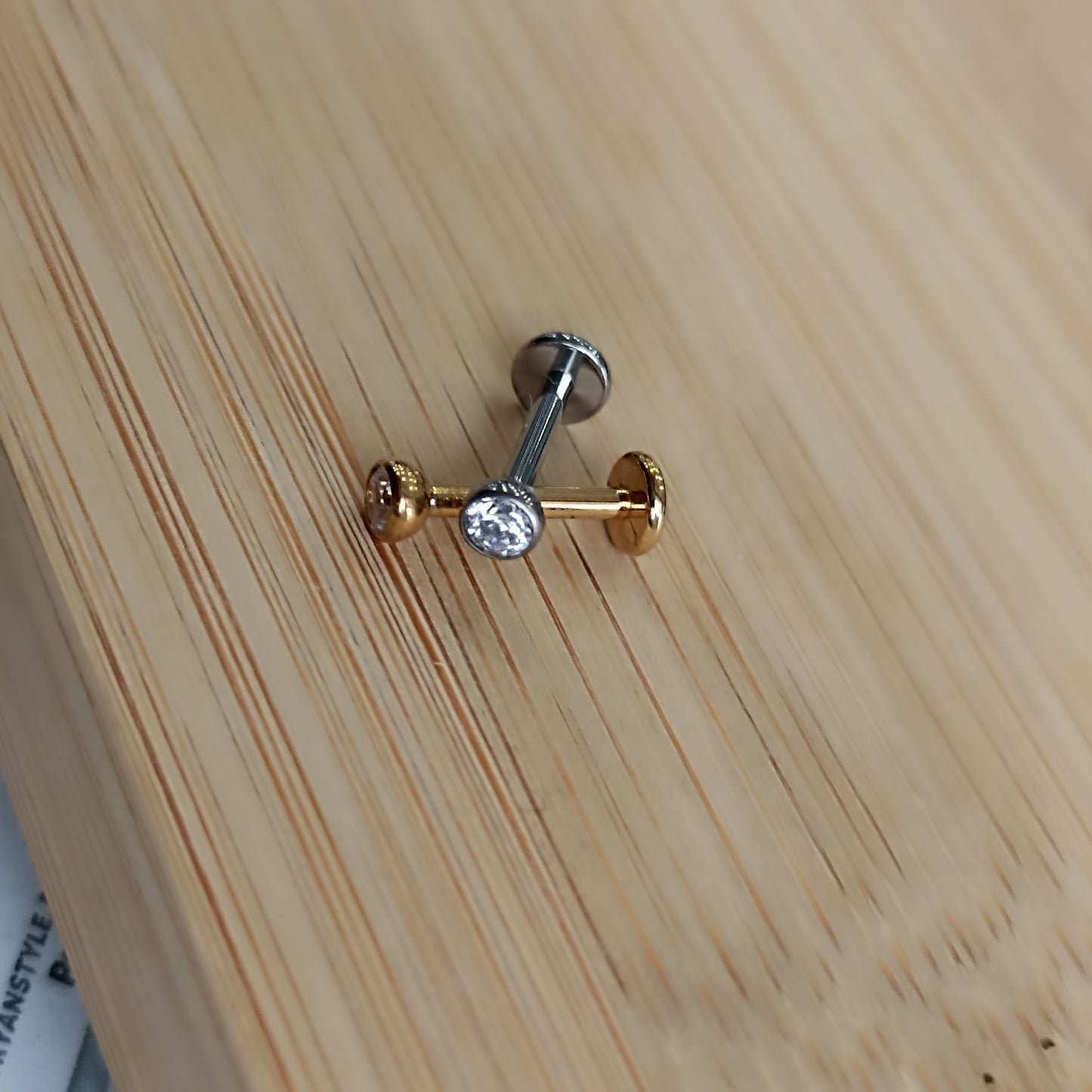 piercing labret in titanio punto luce