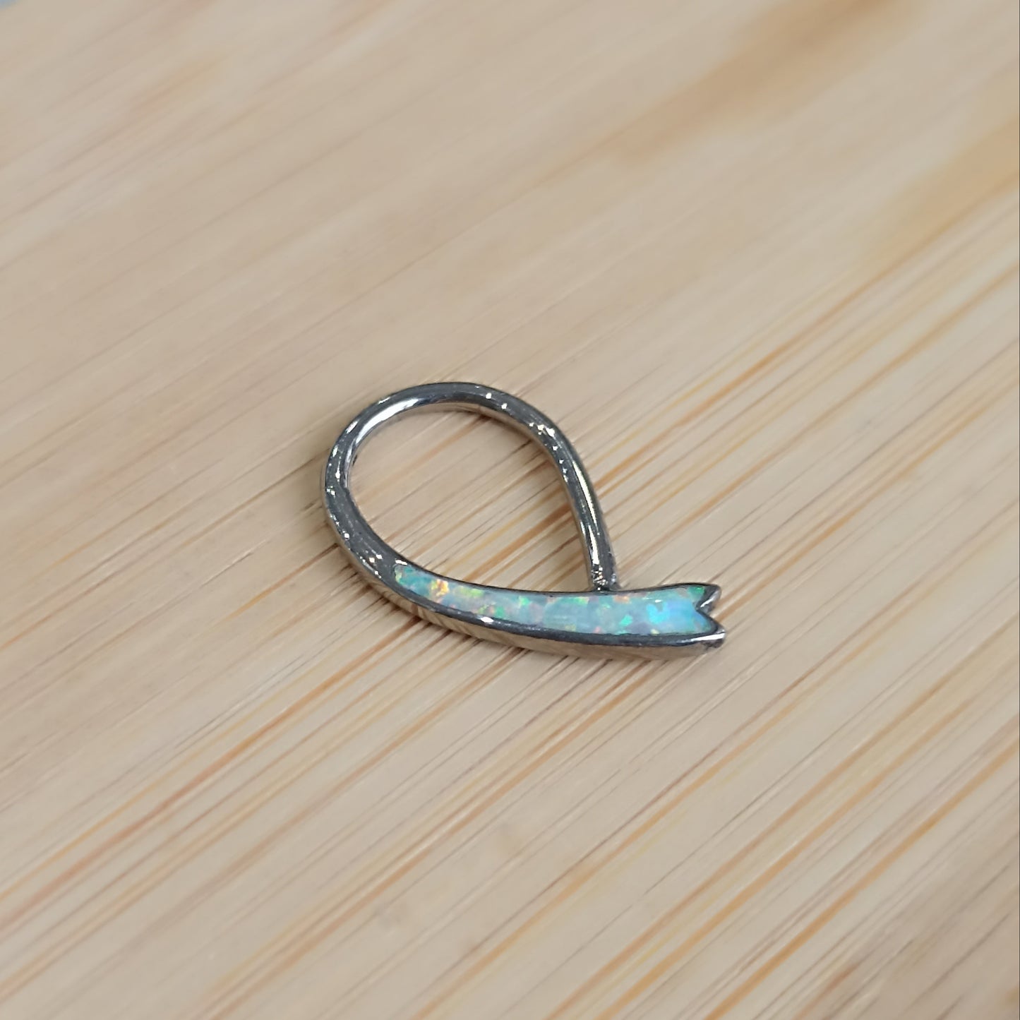 piercing cerchio clicker in titanio  a forma di v con pietra opale