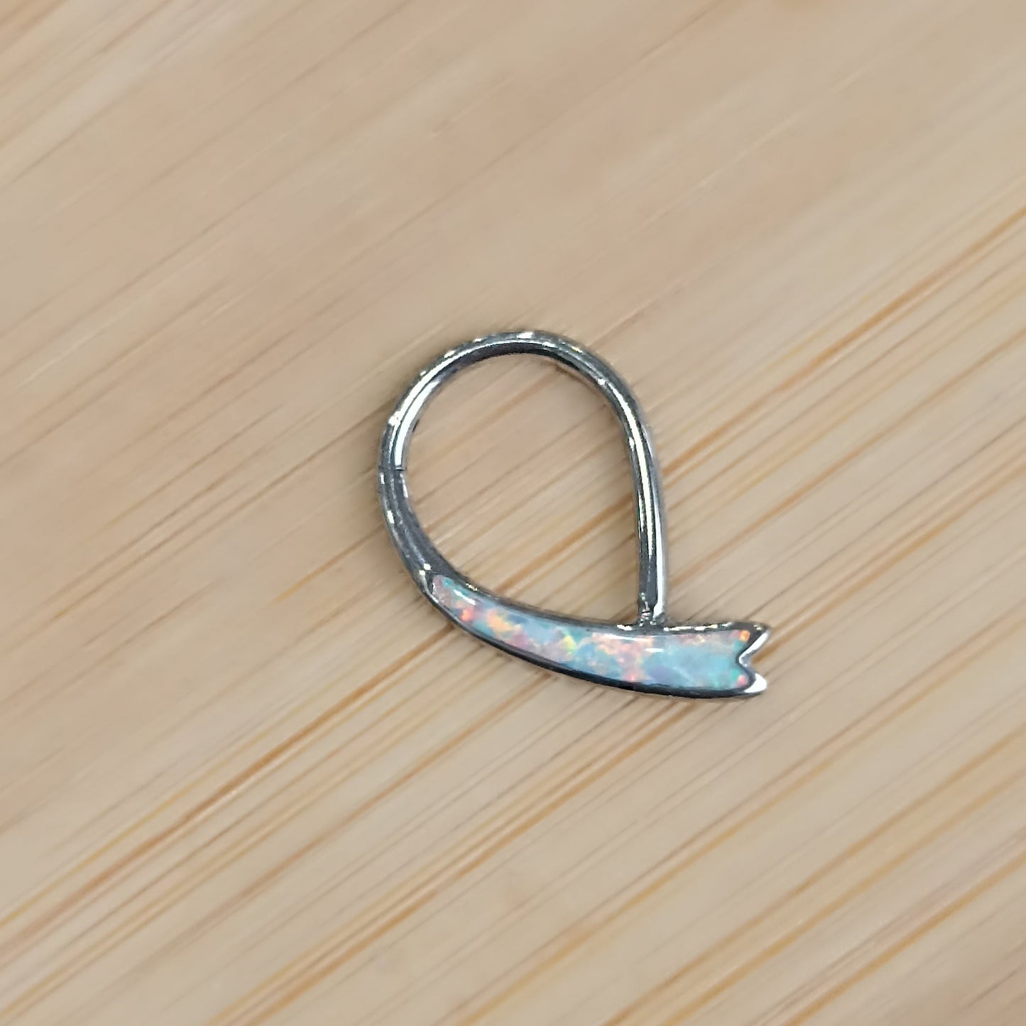 piercing cerchio clicker in titanio  a forma di v con pietra opale