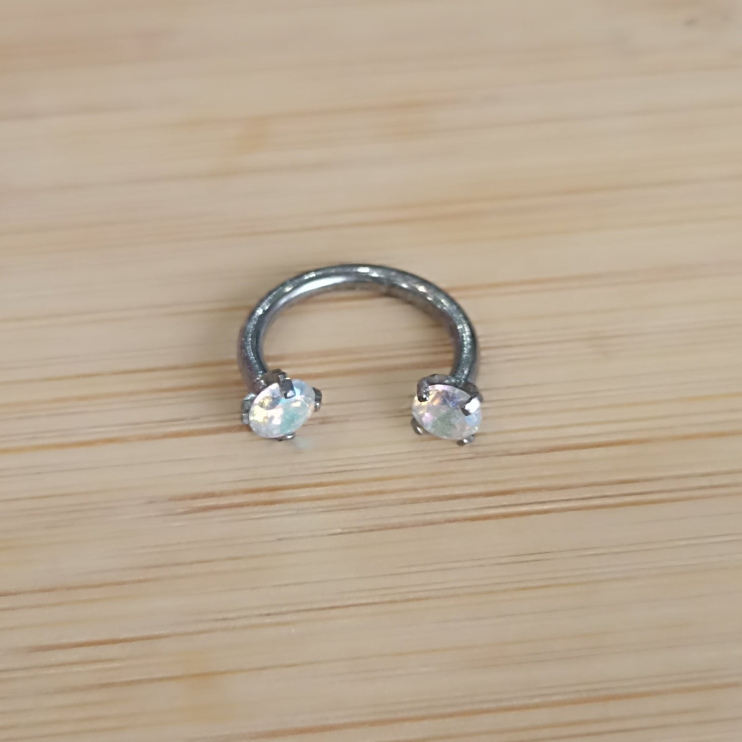 cerchio ferro di cavallo in titanio con cristalli