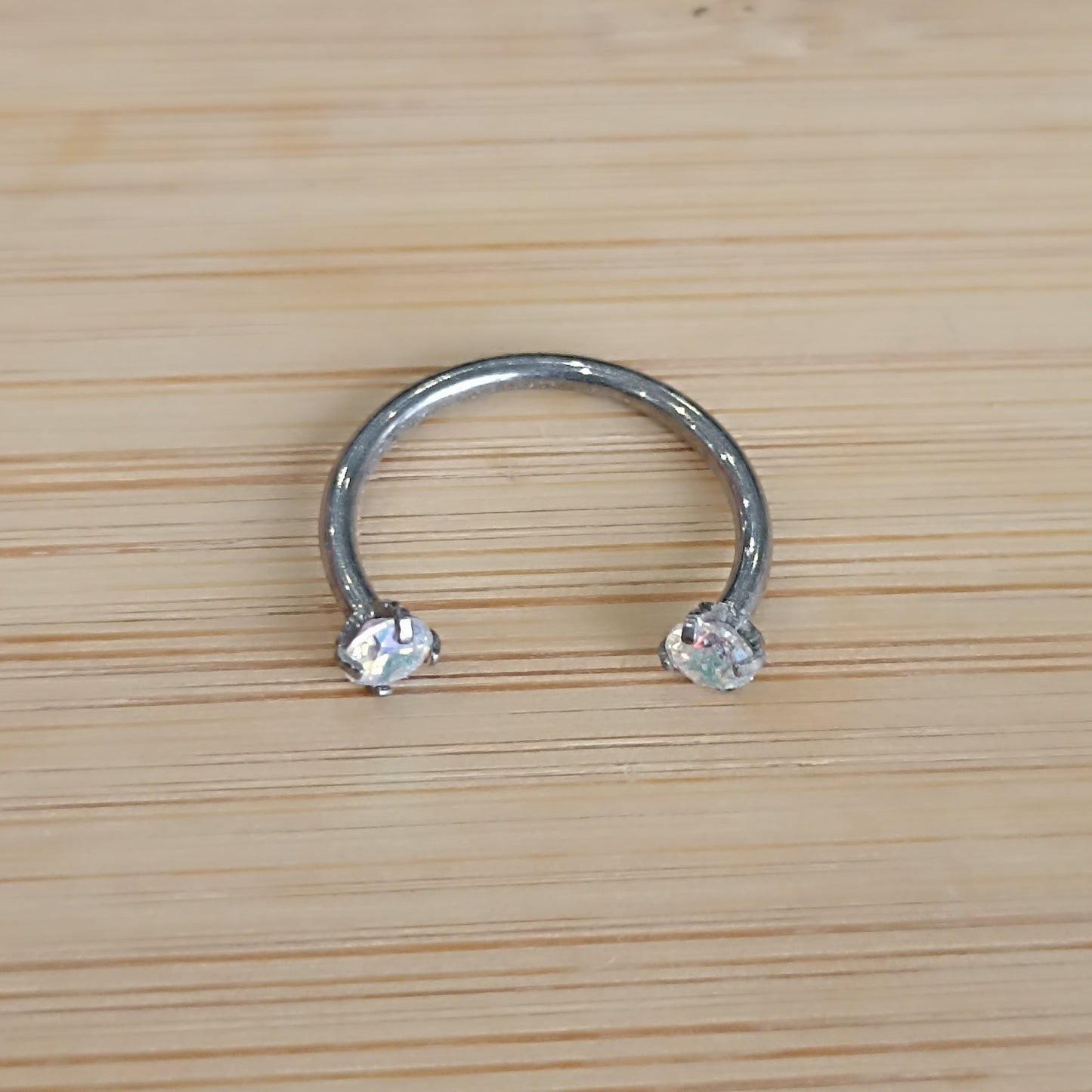 cerchio ferro di cavallo in titanio con cristalli