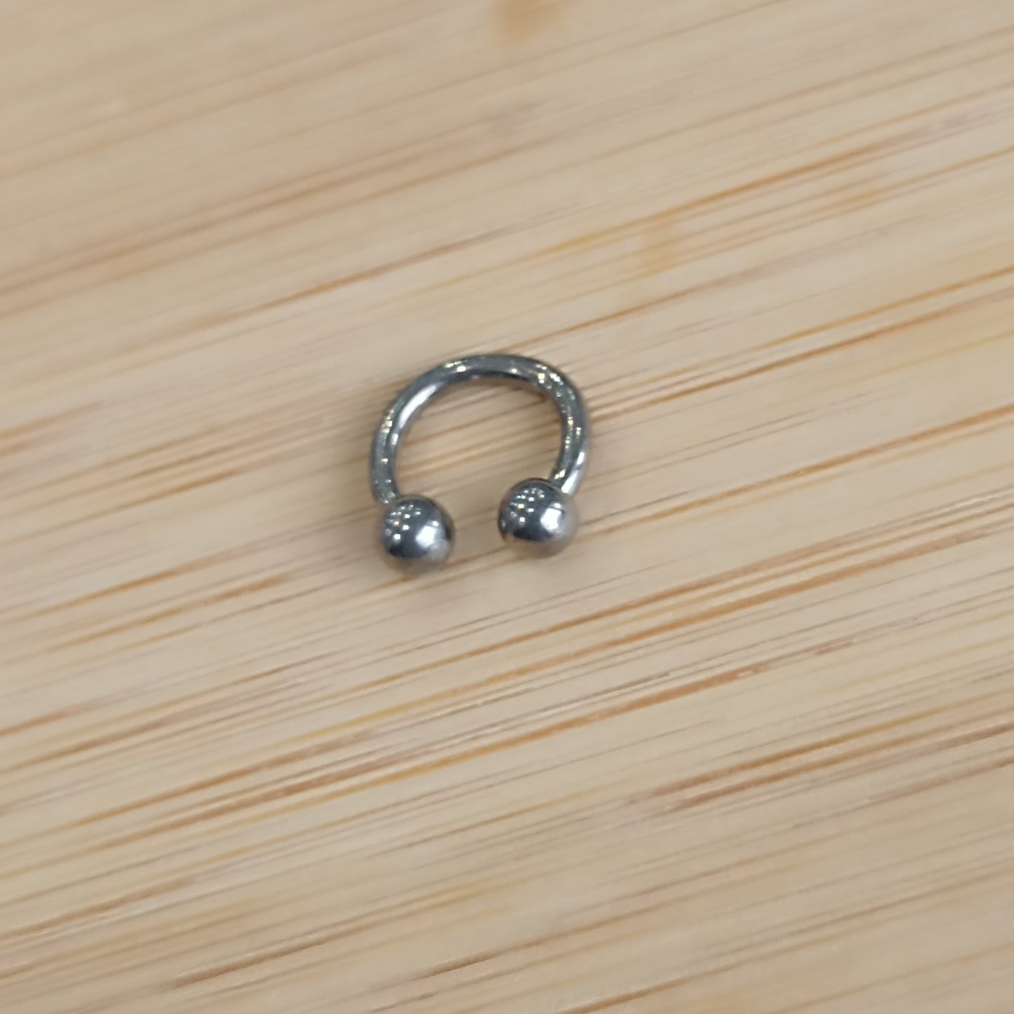 ferro di cavallo con palline classico in titanio