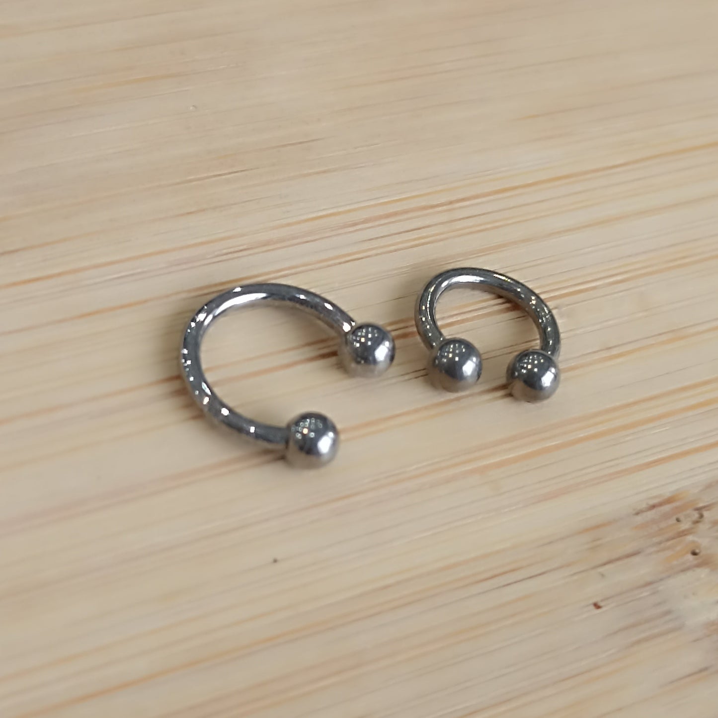 ferro di cavallo con palline classico in titanio