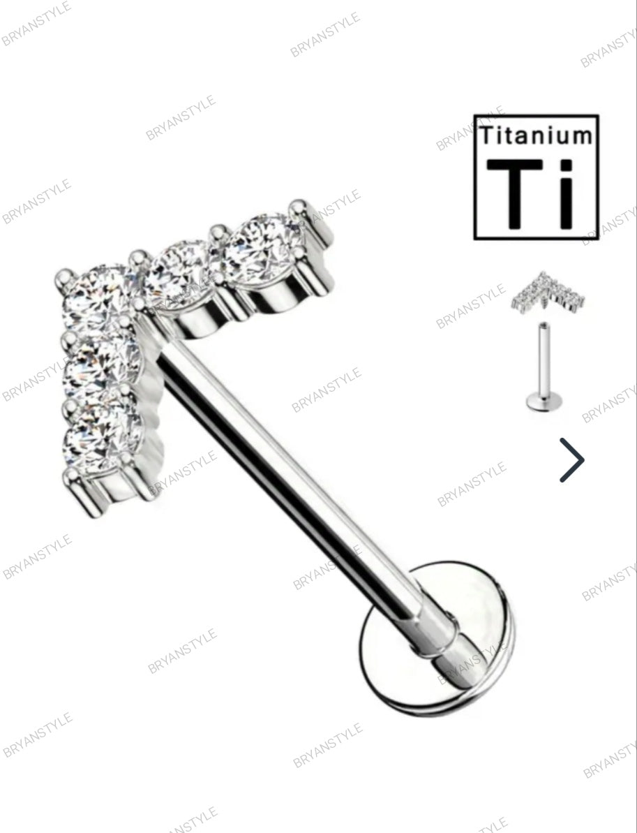 Piercing Labret con cristalli in Titanio a freccia