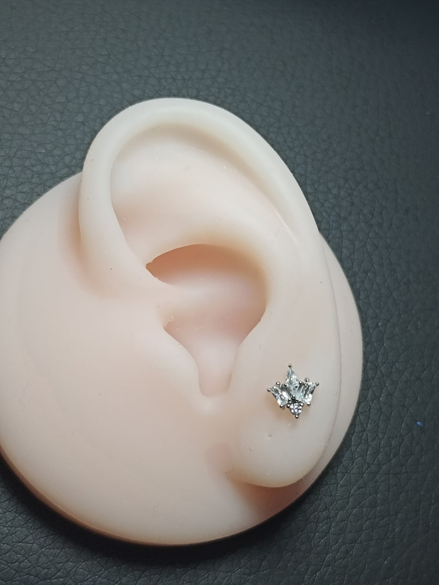 Piercing Labret con Design Geometrico e Cristalli con Filettatura Interna