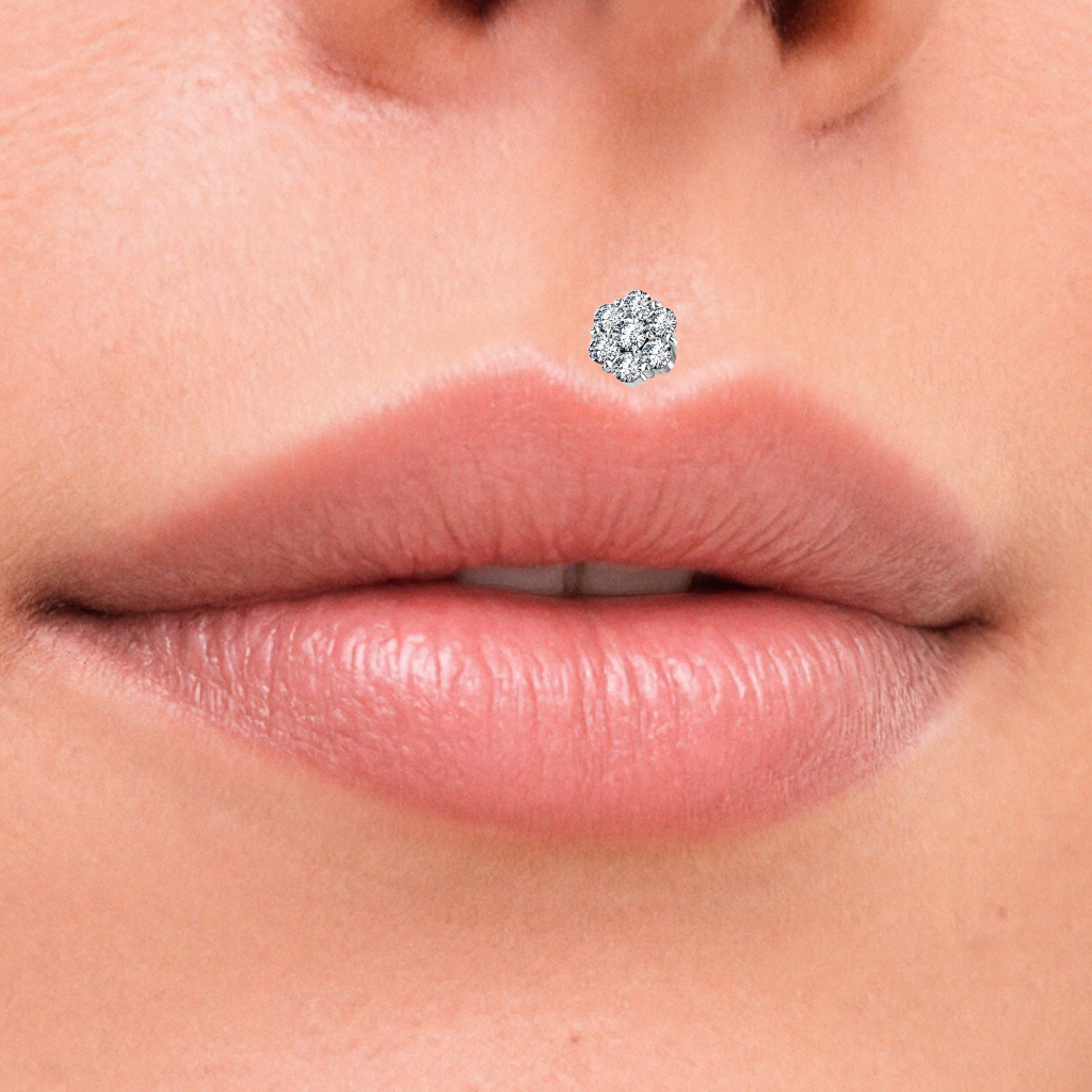 piercing labret in acciaio con cristalli che fanno un fiore