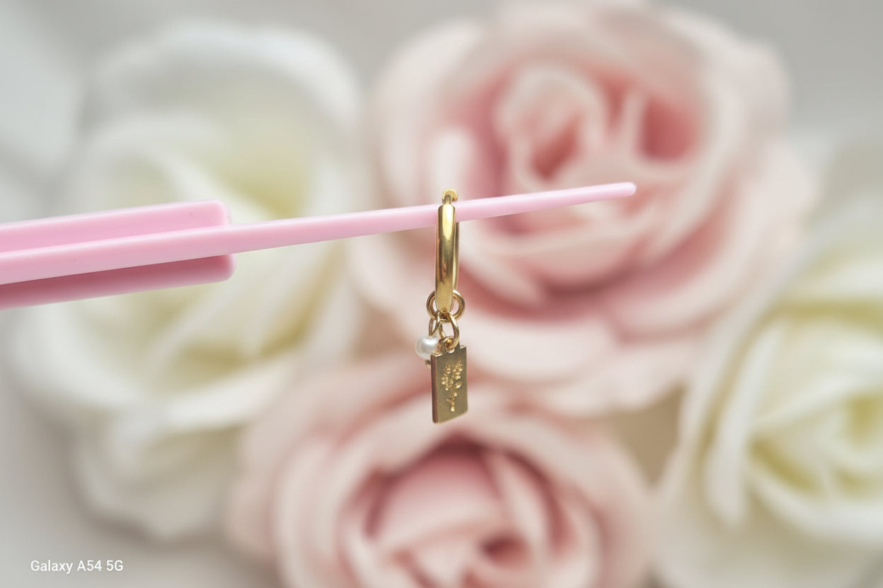 Orecchino cerchio Clicker in acciaio con Pendente perla e piastrina