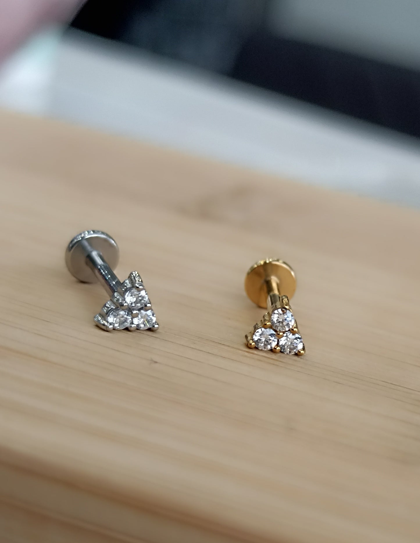 piercing in acciaio con 3 cristalli e filettatura interna