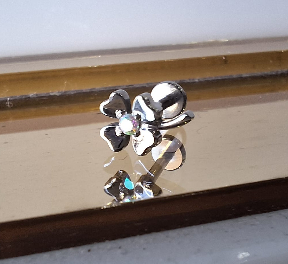 piercing labret in titanio a forma di quadrifiglio