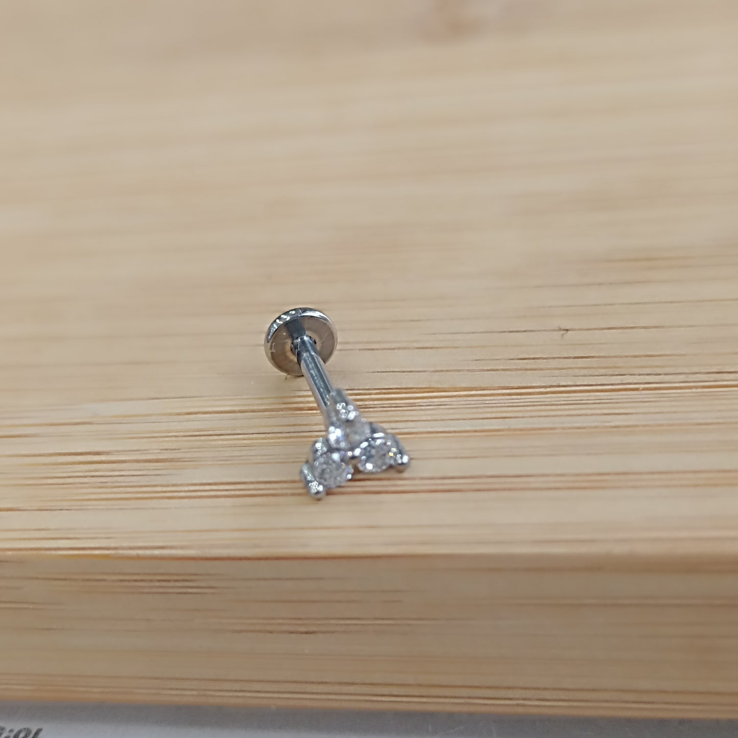 piercing labret con tre cristalli che formano un fiore in acciaio