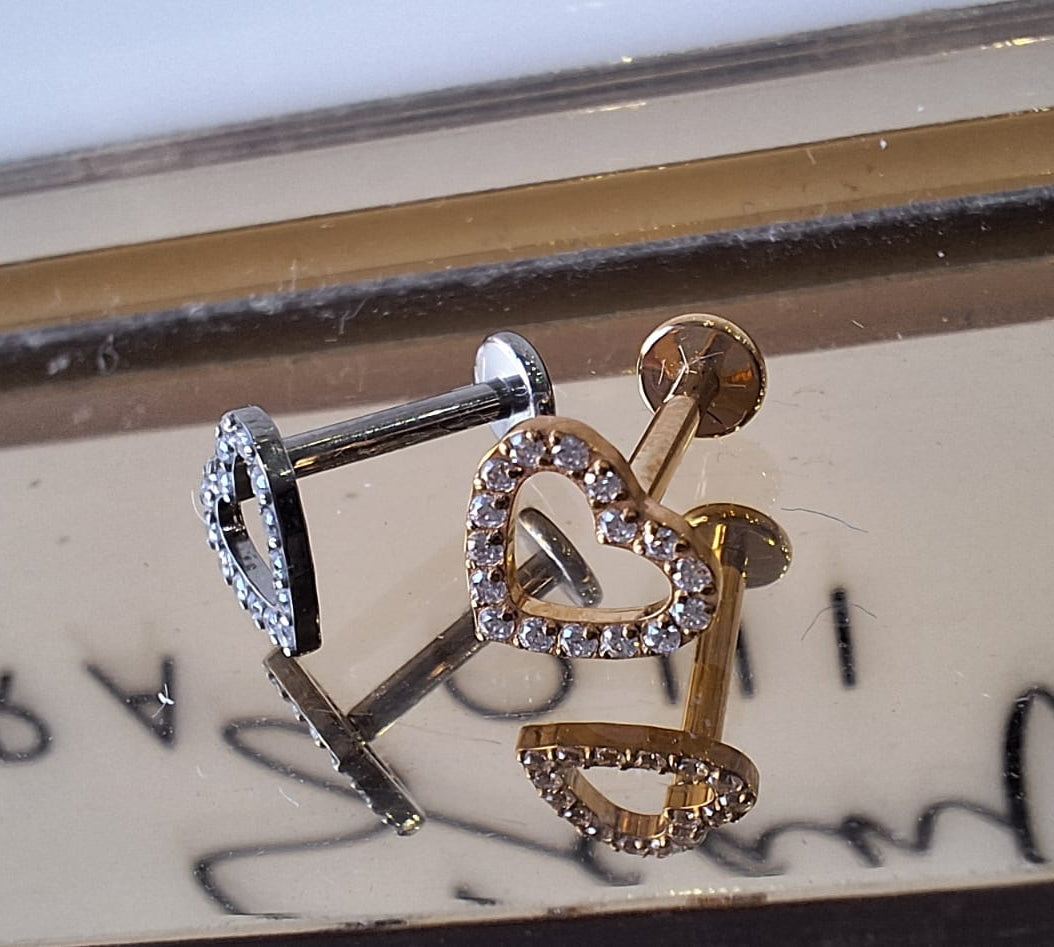 piercing labret in titanio a forma di cuore con cristalli