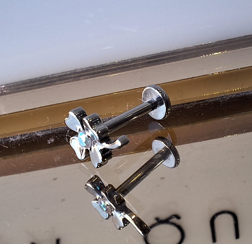 piercing labret in titanio a forma di quadrifiglio