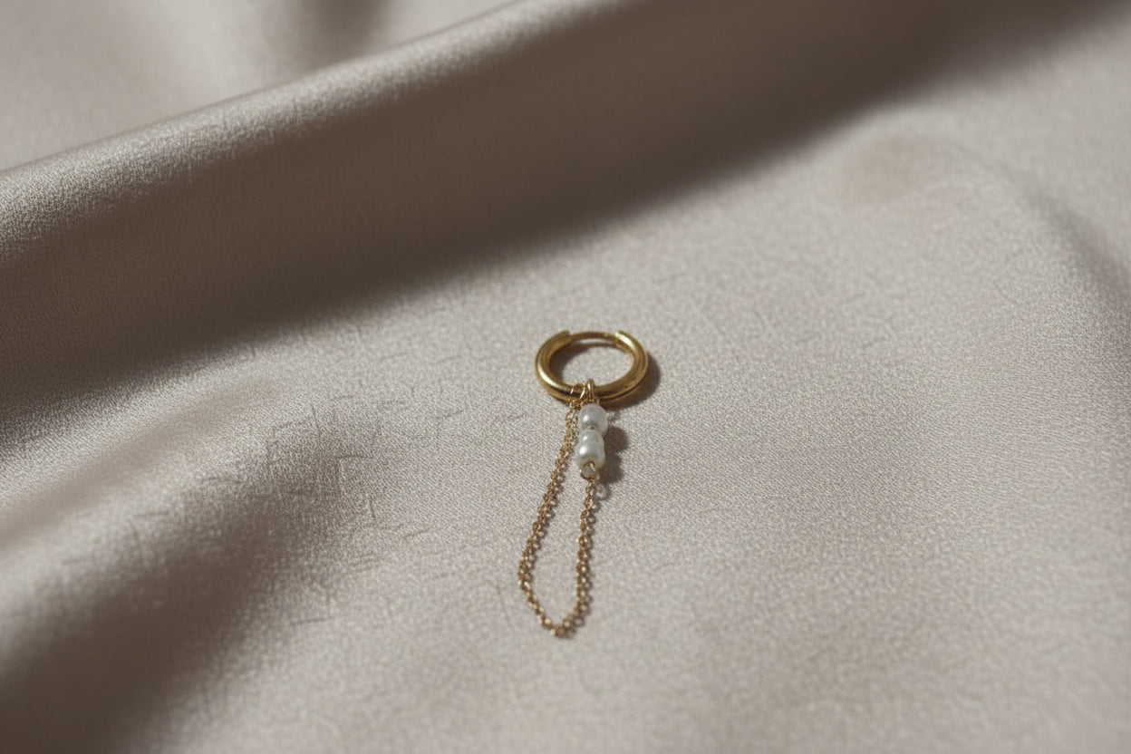 Orecchino cerchio Clicker con catenella collegata e perle