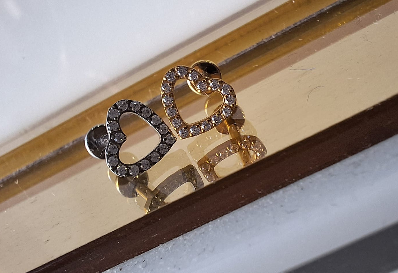 piercing labret in titanio a forma di cuore con cristalli