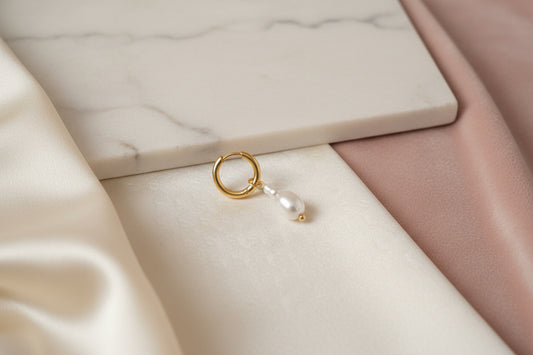 Orecchino cerchio clicker con perla piccola deformata e più grande